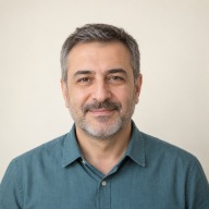 Gülümseyen orta yaşlı erkek Gülümseyen orta yaşlı erkek