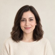Gülümseyen genç kadın Gülümseyen genç kadın